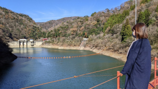 落下防止のロープが低い位置にあるため、かなりスリルがある