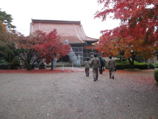 11月　半出家体験（本堂前紅葉）
