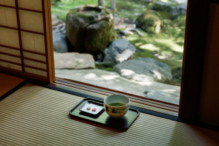 邸内の茶室では寺島家の家紋の形につくった干菓子でお抹茶を召し上がることもできます。