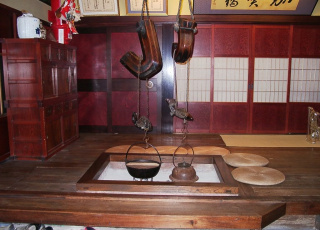 大戸を入ったところにある囲炉裏