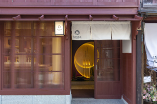 伝統的なひがし茶屋街の街並みの中にあります。