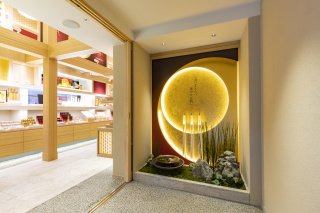 店舗入口と優しい木目を基調とした店内。