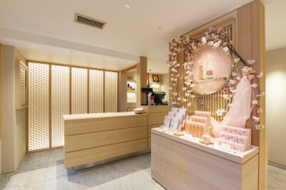 ぜひ店内で金箔化粧品をお試しください。