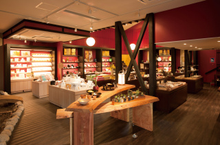 銭湯時代の吹き抜けをそのまま残した開放的な空間