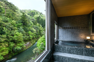 源泉露天風呂付き特別洋室 （渓流眺望）
