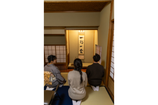 お茶室のお掛物はお客様へのメッセージです