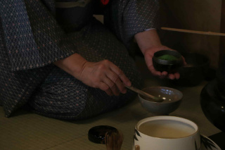 静かな空間でお茶を点てる音をお楽しみください