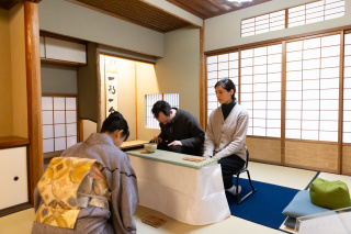 お点前が点てたお茶をお一人おひとりにお持ち致します