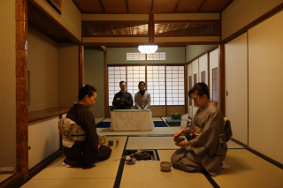 お茶を点ててからお席にお持ちするまでのストーリーをお楽しみください