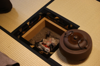 お湯を沸かすための炭は全てを浄化してくれる安らかなアイテムをお近くでご覧ください