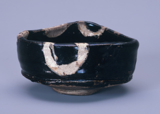 織部沓形茶碗　桃山時代･17世紀