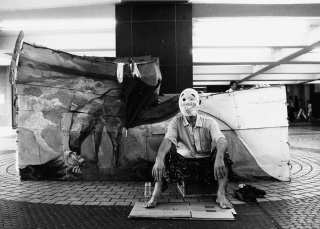 迫川尚子 お面をかぶっておどける新城さん。沖縄出身。右翼の街宣車だろうか。君が代が流れると頭をかかえてうずくまった。 1996年8月 ©迫川尚子